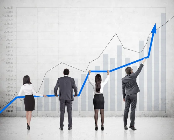 Cuatro personas sosteniendo un gráfico — Foto de Stock