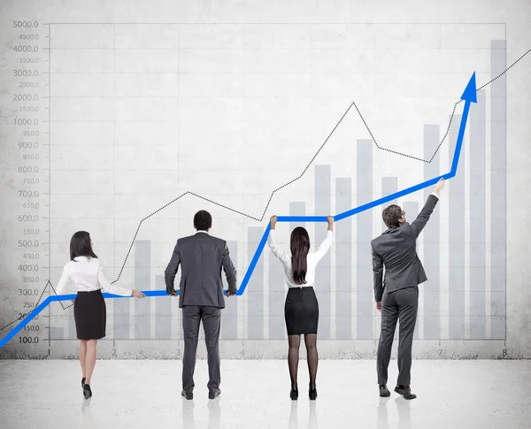 Cuatro personas sosteniendo un gráfico —  Fotos de Stock