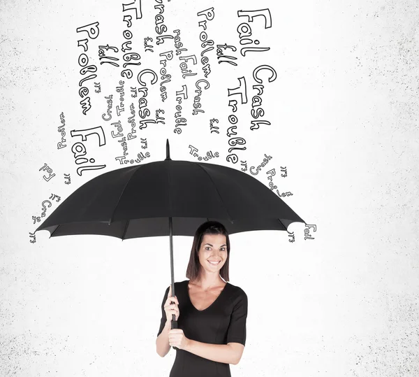 Femme avec parapluie près du mur de béton — Photo