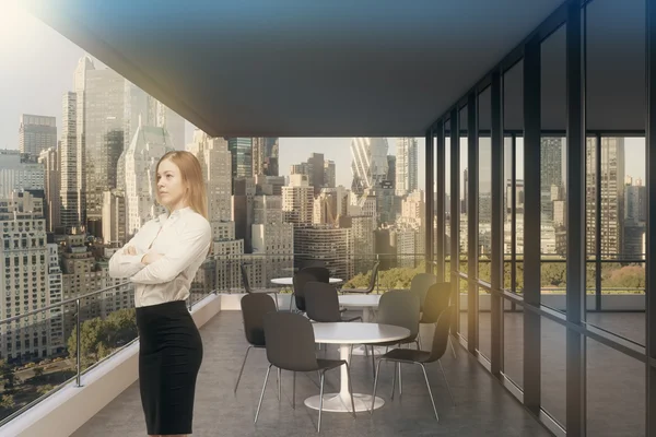 Blond flicka i blått kontor med glasväggar — Stockfoto