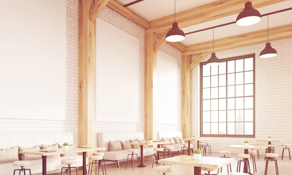 Sonnendurchflutetes Restaurant mit weißen Wänden — Stockfoto