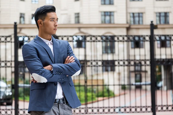 Азіатський бізнесмен чекає свого друга — стокове фото