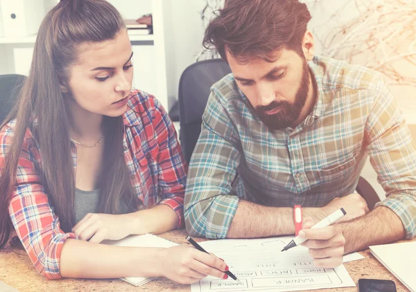 Due colleghi che lavorano insieme in un ufficio — Foto Stock