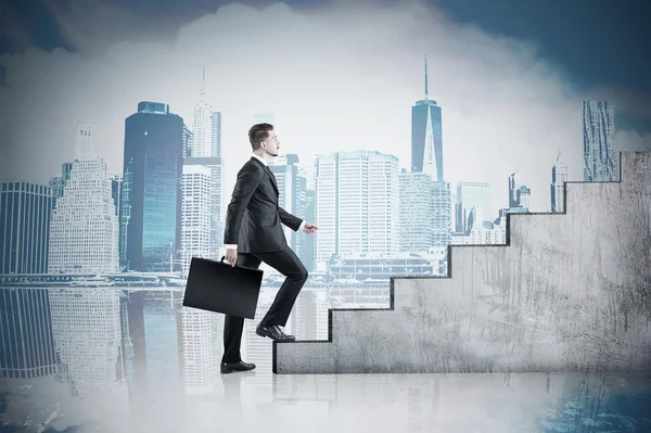 Hombre subiendo escaleras y paisaje urbano — Foto de Stock