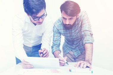 Ofiste birlikte çalışan iki iş arkadaşı, tonda