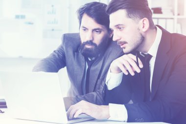 Bir projeyi tartışan iki işadamı