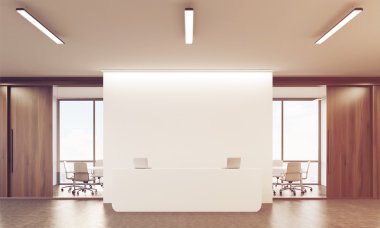 İki dizüstü bilgisayarlı güneşli resepsiyon masası