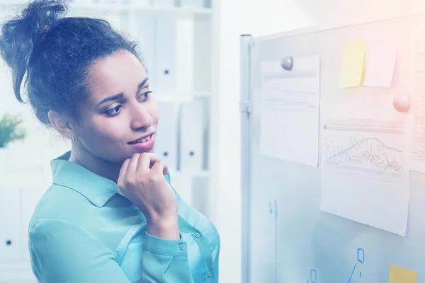 Black woman in modern office — Stock Photo, Image