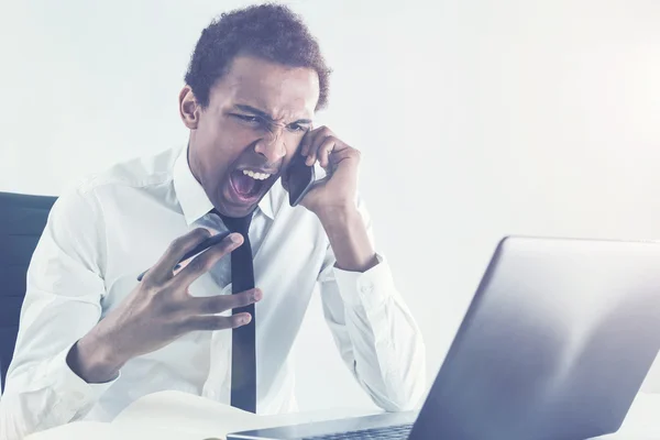 Furioso hombre gritando en el teléfono inteligente —  Fotos de Stock