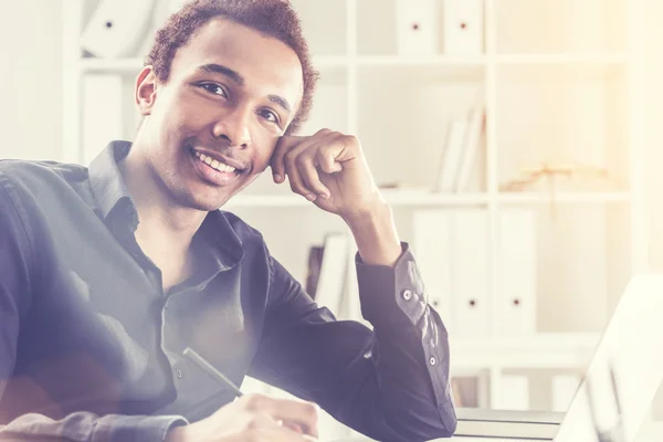 Uomo attraente che lavora su un progetto — Foto Stock