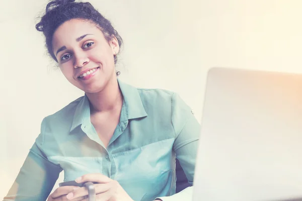 Mujer negra sonriendo — Foto de Stock