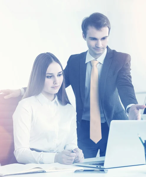 Uomo d'affari e donna d'affari al lavoro — Foto Stock