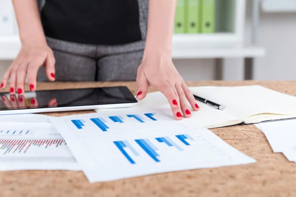 Woman's hand with tablet and graph — Stock Photo, Image