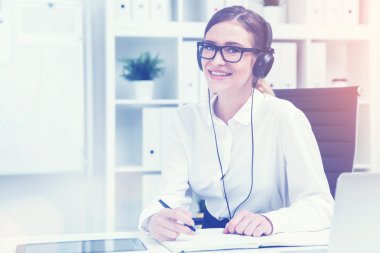 Kulaklıklı gülümseyen kız, tonda