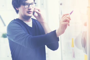 Siyah işaretli telefon çizim grafikleri adam