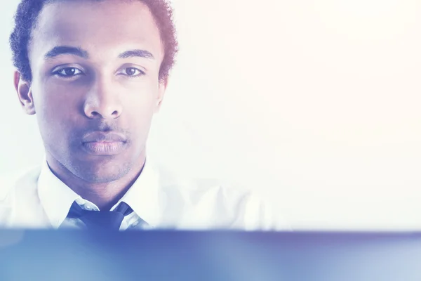 Fekete fickó laptop portréját használva — Stock Fotó