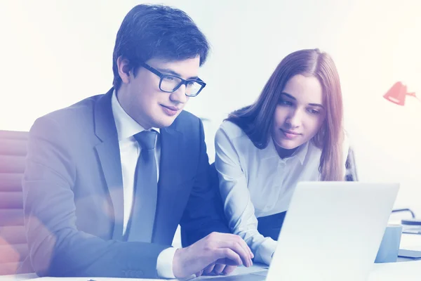 Geschäftsfrau und Geschäftsfrau im sonnendurchfluteten Büro — Stockfoto