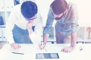 Masanın yanındaki erkekler iş tartışıyor, tonda