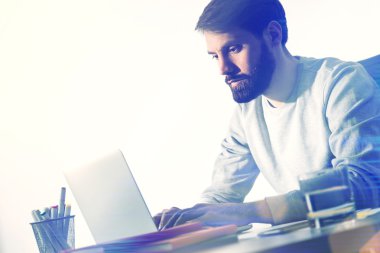 Sakallı adam çalışan yan görünüm 