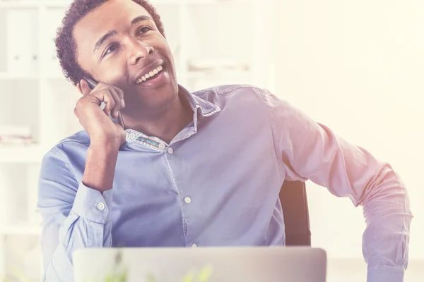 Stilig svart man på sin telefon — Stockfoto