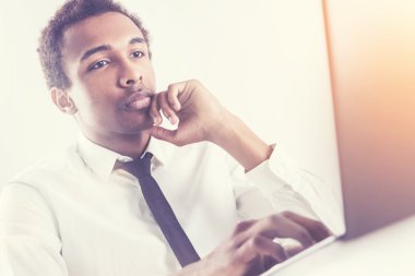 Ciddi adam onun laptop kullanma