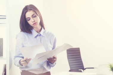 Kadının office evrak işi yapması