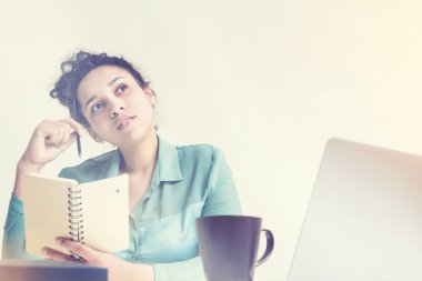 Düşünceli siyah kadın defter ile