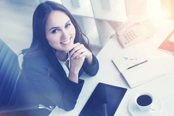 Donna d'affari sorridente al lavoro — Foto Stock