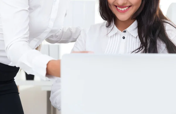 Menina sorrindo olhando para a tela do laptop — Fotografia de Stock