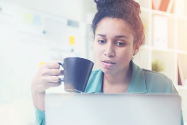 Sütlü kahve içme siyah kız