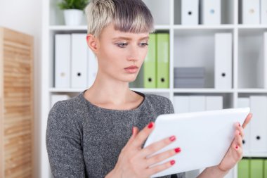 Ciddi kız ve tablet