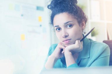 Siyah kadın portre ofis ortamında