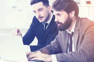 Geçerli proje tartışıyor şık iş adamları