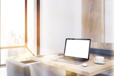 Güneşli Cafe masa üstünde laptop