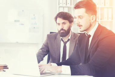 Genç İşadamları bir proje tartışıyor