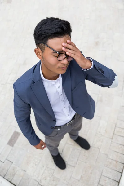 Asiático homem com dor de cabeça — Fotografia de Stock