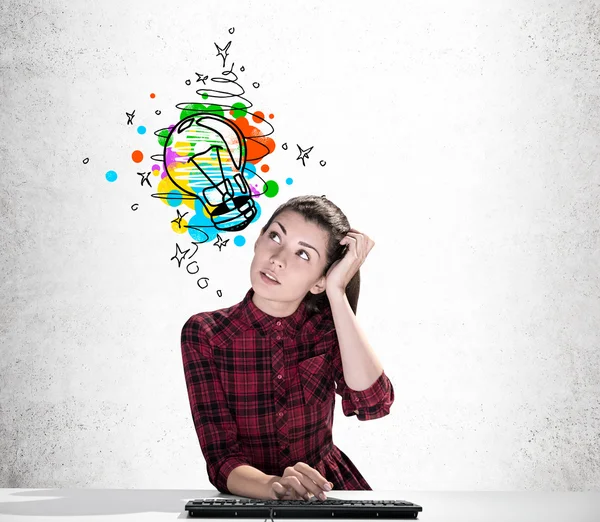 Menina com teclado e esboço lâmpada — Fotografia de Stock