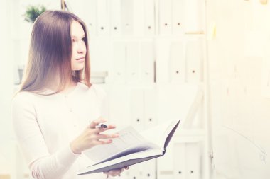 İş çizelgeleri seyir defteri kadınla