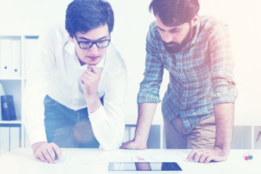 İki adam tonda ofis ortamında çalışma