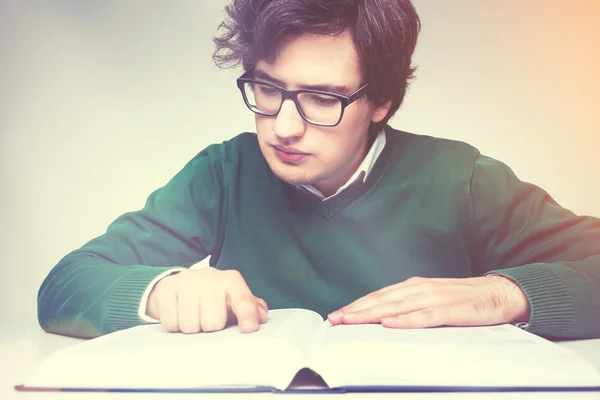 Man in het grote boek lezen groen — Stockfoto