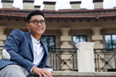 Asya gözlüklü sokakta adam