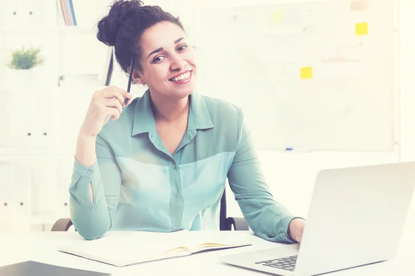 Afrikansk kvinna i grön tröja i office — Stockfoto