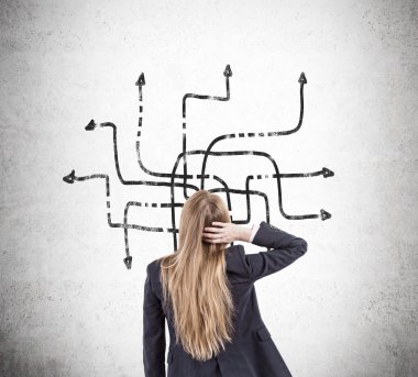 Beton duvarın yanında kafa tırmalama kız