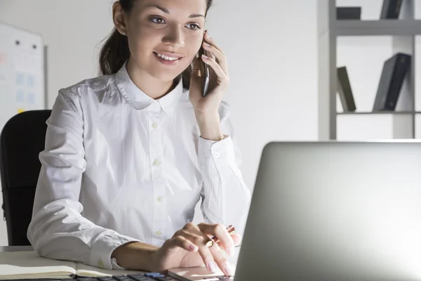 Woman talking to client in office — Φωτογραφία Αρχείου