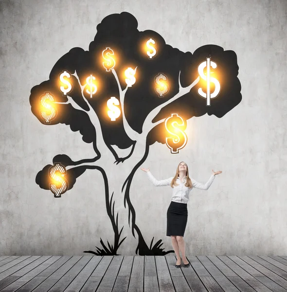 Woman with hands in the air and shiny dollar tree — Stok fotoğraf