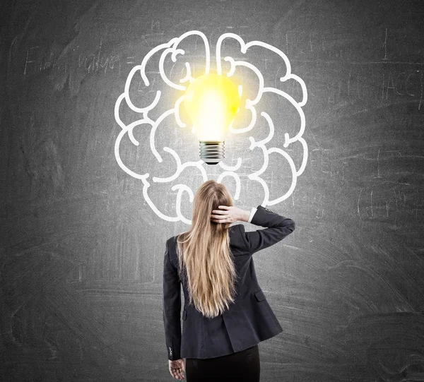 Mujer arañando cabeza y bombilla con cerebro — Foto de Stock