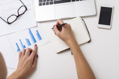 Grafik ile çalışma ve yazma kadın Üstten Görünüm