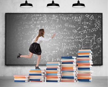 Kitap üst katta çalışan kadın