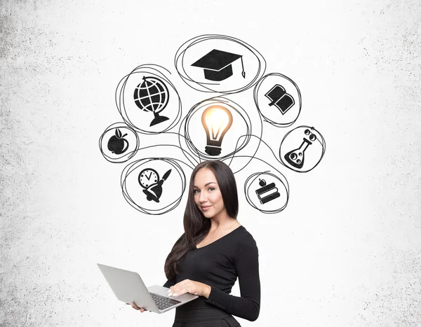 Chica con la computadora y la educación bocetos en la pared de hormigón — Foto de Stock