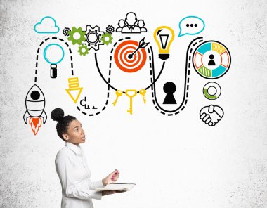 Dizüstü bilgisayar ve proje skeçler başlatma ile Afrikalı kız